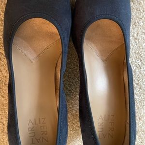 Naturalized blue suede heels